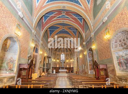 SPELLO, ITALIA - 18 MAGGIO 2024: La navata della chiesa di San Andrea. Foto Stock