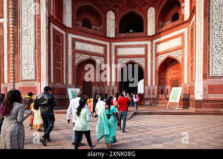 Agra, India. 02/14/2024 02/14/2024 il cancello per Taj Mahal attraverso il quale molti turisti entrano nel sito ogni giorno Foto Stock