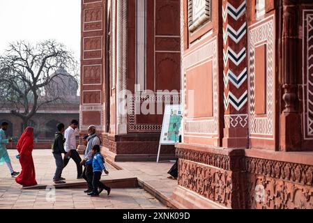 Agra, India. 02/14/2024 02/14/2024 il cancello per Taj Mahal attraverso il quale molti turisti entrano nel sito ogni giorno Foto Stock