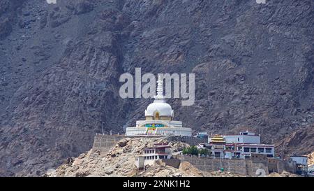 Vista dello Shanti Stupa, costruito dal buddista giapponese Bhikshu Gyomo Nakamura nel 1991, Leh, Ladakh, India. Foto Stock
