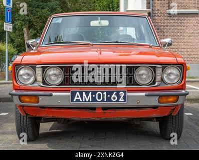 Culemborg, Paesi Bassi, 27.07.2024, Vista frontale della Toyota carina 1600 De Luxe di prima generazione dal 1970 Foto Stock