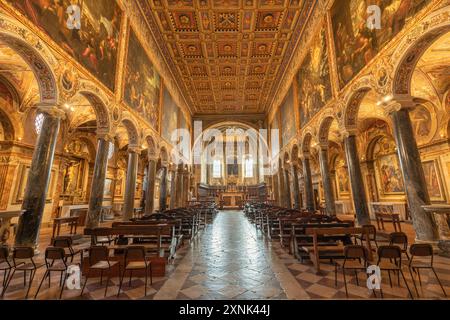 PERUGIA, ITALIA - 18 MAGGIO 2024: Navata della chiesa di San Pietro Foto Stock