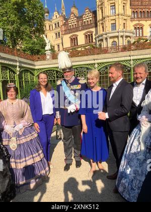 Schwerin, Germania. 1 agosto 2024. In un incontro congiunto con il suo omologo sassone Michael Kretschmer (CDU, 2° da destra) a Schwerin, il ministro del Meclemburgo-Pomerania occidentale, il presidente Manuela Schwesig (SPD, centro), celebra l'inclusione del castello di Schwerin e della Chiesa Morava in Sassonia nella lista del patrimonio mondiale dell'UNESCO. I capi di governo incontrano anche i rappresentanti dell'associazione del castello. Nella foto è presente anche il Ministro della Cultura Bettina Martin (SPD, 2° da sinistra). Crediti: Frank Pfaff/dpa/Alamy Live News Foto Stock