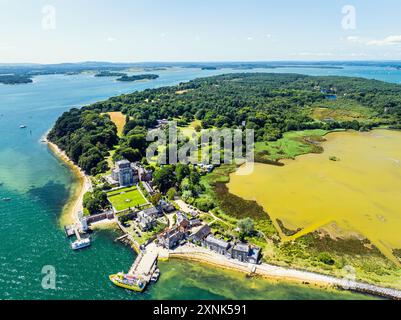 Brownsea Castle sull'isola Brownsea da un drone, Poole, Dorset, Inghilterra Foto Stock