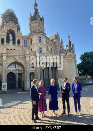 Schwerin, Germania. 1 agosto 2024. Il ministro del Meclemburgo-Pomerania occidentale, il presidente Manuela Schwesig (SPD, centro), dà il benvenuto al suo omologo sassone Michael Kretschmer (CDU, 2° da destra) di fronte al castello di Schwerin all'inizio di una riunione congiunta. Il castello è stato recentemente inserito tra i patrimoni dell'umanità. Nella foto sono presenti anche il sindaco Rico Badenschier (l), il presidente del Parlamento di Stato Birgit Hesse (2° da sinistra) e il ministro della Cultura Bettina Martin (r, tutte SPD). Crediti: Frank Pfaff/dpa/Alamy Live News Foto Stock