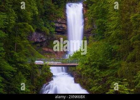 La cascata di Giessbach sorge nelle alte valli e nei bacini del Faulhorn-Sägistal e sfocia nelle famose cascate di Giessbach, che plun Foto Stock