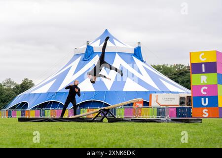 Maxim Laurin (a destra) e Guillaume Larouche (a sinistra) eseguono un duetto su una tavola da tè rotante durante una chiamata fotografica per la compagnia circense Machine de Cirque di Quebec City "Ghost Light", al Underbelly Circus Hub on the Meadows di Edimburgo, prima della loro apparizione al Fringe Festival di Edimburgo. Data foto: Giovedì 1 agosto 2024. Foto Stock