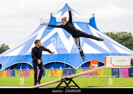 Maxim Laurin (a sinistra) e Guillaume Larouche (a destra) eseguono un duetto su un teeterboard rotante durante una chiamata fotografica per la compagnia circense Machine de Cirque di Quebec City "Ghost Light", al Underbelly Circus Hub on the Meadows di Edimburgo, prima della loro apparizione al Fringe Festival di Edimburgo. Data foto: Giovedì 1 agosto 2024. Foto Stock