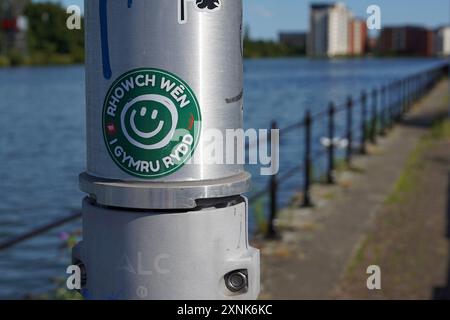 Non arrabbiarti, procurati Indy Lamp Post Sticker Around the Wharf., Cardiff, luglio 2024 Foto Stock