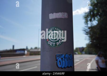 Non arrabbiarti, procurati Indy Lamp Post Sticker Around the Wharf., Cardiff, luglio 2024 Foto Stock