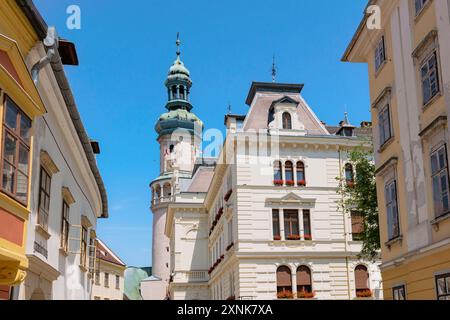 Vista del municipio sulla piazza principale di Sopron e dell'edificio della Torre dei Vigili del fuoco, in Ungheria Foto Stock