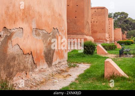 Cintura di bastioni intorno alla città vecchia di Marrakech in Marocco Foto Stock