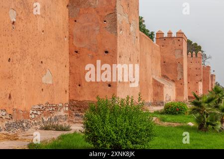 Cintura di bastioni intorno alla città vecchia di Marrakech in Marocco Foto Stock