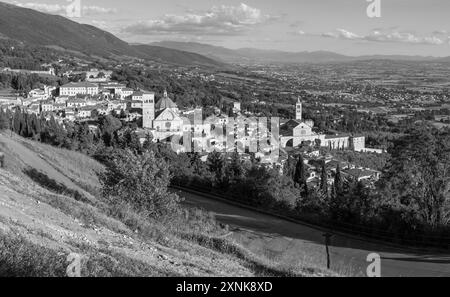 Assisi - il panorama della città con la Cattedrale di San Rufino e la Basilica di Santa chiara. Foto Stock