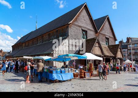 HONFLEUR, FRANCIA - 1 SETTEMBRE 2019: Questa è Piazza di Santa Caterina con un mercato delle pulci domenicale e una chiesa medievale a due navate di San Caterina, unica nel suo genere Foto Stock