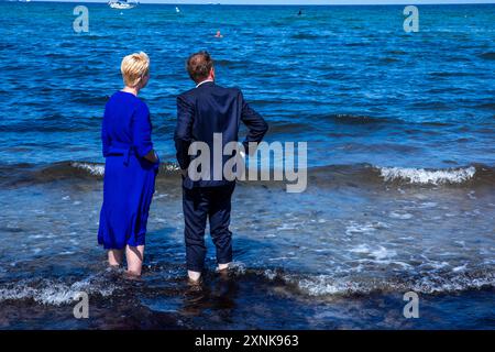 Rostock, Germania. 1 agosto 2024. Manuela Schwesig (SPD), Ministro Presidente del Meclemburgo-Pomerania occidentale, e il suo omologo sassone Michael Kretschmer (CDU) si trovano sulla spiaggia nelle acque del Mar Baltico. I due governi statali firmano un accordo per migliorare la cooperazione nel settore del turismo. Crediti: Jens Büttner/dpa/Alamy Live News Foto Stock