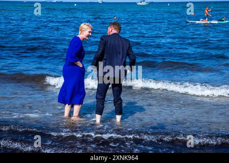 Rostock, Germania. 1 agosto 2024. Manuela Schwesig (SPD), Ministro Presidente del Meclemburgo-Pomerania occidentale, e il suo omologo sassone Michael Kretschmer (CDU) si trovano sulla spiaggia nelle acque del Mar Baltico. I due governi statali firmano un accordo per migliorare la cooperazione nel settore del turismo. Crediti: Jens Büttner/dpa/Alamy Live News Foto Stock