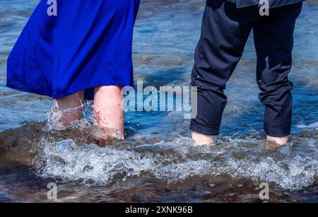 Rostock, Germania. 1 agosto 2024. Manuela Schwesig (SPD), Ministro Presidente del Meclemburgo-Pomerania occidentale, e il suo omologo sassone Michael Kretschmer (CDU) si trovano sulla spiaggia nelle acque del Mar Baltico. I due governi statali firmano un accordo per migliorare la cooperazione nel settore del turismo. Crediti: Jens Büttner/dpa/Alamy Live News Foto Stock