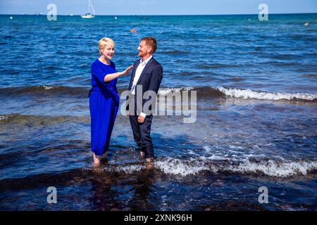 Rostock, Germania. 1 agosto 2024. Manuela Schwesig (SPD), Ministro Presidente del Meclemburgo-Pomerania occidentale, e il suo omologo sassone Michael Kretschmer (CDU) si trovano sulla spiaggia nelle acque del Mar Baltico. I due governi statali firmano un accordo per migliorare la cooperazione nel settore del turismo. Crediti: Jens Büttner/dpa/Alamy Live News Foto Stock