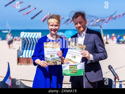 Rostock, Germania. 1 agosto 2024. Manuela Schwesig (SPD), Ministro Presidente del Meclemburgo-Vorpommern, e il suo omologo sassone Michael Kretschmer (CDU) hanno firmato un accordo per migliorare la cooperazione nel settore del turismo. Durante la sua visita di un giorno a nord-est, Kretschmer ha appreso del patrimonio culturale mondiale di Schwerin e ha visitato istituzioni scientifiche. Crediti: Jens Büttner/dpa/Alamy Live News Foto Stock