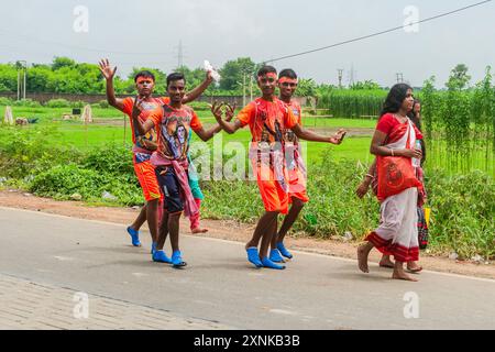 Processione dei devoti di Shiva durante il mese sacro degli Shravan Foto Stock