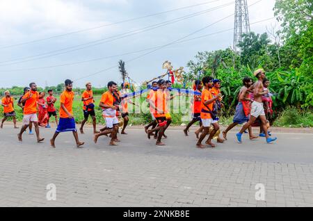 Processione dei devoti di Shiva durante il mese sacro degli Shravan Foto Stock