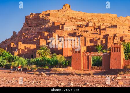 Ait-Benhaddou, Marocco. ksar e kasbah medievali, fortificazioni tradizionali in argilla nelle montagne dell'Atlante, paesaggio africano. Foto Stock