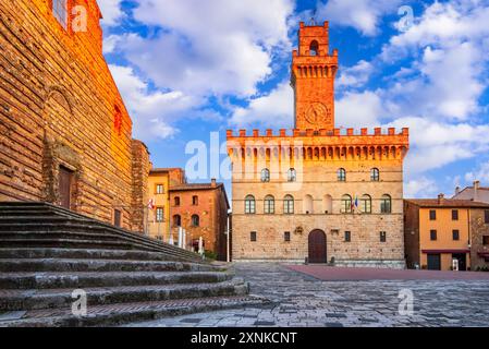 Montepulciano, Italia. Splendida vista sulla città su Piazza grande e il Municipio, piccola cittadina storica della Toscana. Foto Stock