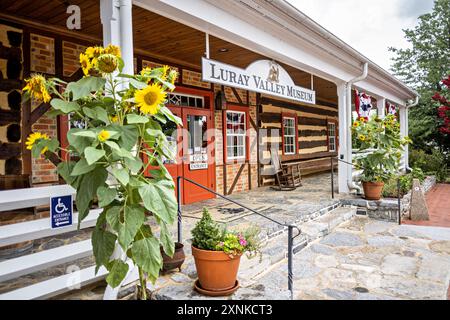 Luray Valley Museum ingresso principale Luray Virginia // LURAY, Virginia, Stati Uniti - l'ingresso principale del Luray Valley Museum accoglie i visitatori per esplorare il patrimonio culturale della Shenandoah Valley. Situato a Luray, Virginia, questo museo espone mostre e manufatti che illustrano la ricca storia della regione, dalla preistoria fino al 1920s.ingresso principale del Luray Valley Museum a Luray, Virginia Foto Stock