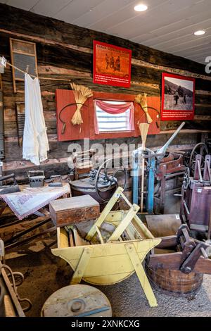 Shenandoah Heritage Village Valley Tools and Trades Shop Luray Virginia // LURAY, Virginia, Stati Uniti - il Valley Tools and Trades Shop presso lo Shenandoah Heritage Village espone attrezzi e attrezzi tradizionali utilizzati nell'artigianato e nelle industrie della Shenandoah Valley del XIX secolo. Situata a Luray, Virginia, questa mostra offre ai visitatori uno sguardo sulla storia dell'artigianato e del patrimonio industriale della regione. Il negozio offre una vasta gamma di autentici strumenti e attrezzature d'epoca utilizzati da commercianti e artigiani locali. Foto Stock