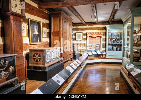 Il Luray Valley Museum espone Luray Virginia // LURAY, Virginia, Stati Uniti; le mostre al Luray Valley Museum mostrano manufatti e mostre storiche che illustrano il ricco patrimonio culturale della Shenandoah Valley. Il museo, situato nella valle di Shenandoah vicino alle grotte di Luray, presenta una collezione di edifici restaurati del XIX secolo e oggetti storici locali. I visitatori possono esplorare le mostre che descrivono in dettaglio l'insediamento, lo sviluppo agricolo e la storia della guerra civile. Foto Stock