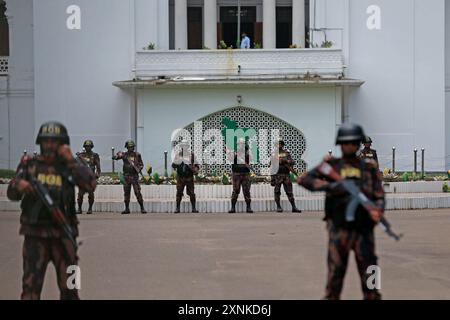 Il personale della Bound Guard Bangladesh (BGB) è di guardia nei locali della Corte Suprema. La sicurezza e' stata messa in piedi dentro e intorno alla corte come Appel Foto Stock