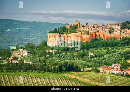 Orvieto, Italia. Storico centro storico collinare di Orvieto, città di tufo, vista delle mura medievali e delle torri della città. Foto Stock