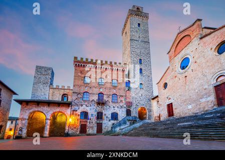 Vista pittoresca della famosa Piazza del Duomo a San Gimignano all'alba, Toscana, Italia Foto Stock