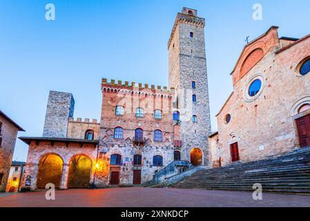 Vista pittoresca della famosa Piazza del Duomo a San Gimignano all'alba, Toscana, Italia Foto Stock