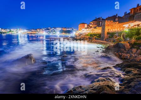 Sozopol, Bulgaria. Paesaggio idilliaco con antiche mura di Apollonia e costa rocciosa del Mar Nero. Foto Stock