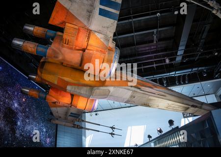 WASHINGTON DC, Stati Uniti — Un T-70 X-Wing Starfighter full-size di "Star Wars: The Rise of Skywalker' in mostra allo Smithsonian National Air and Space Museum di Washington DC. questa attrezzatura usata come schermo, in prestito a lungo termine dalla Lucasfilm, è appesa fuori dal planetario e mostra l'intersezione tra fantascienza e esplorazione spaziale. Foto Stock