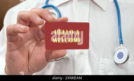 Simbolo di benvenuto. Parole concettuali Ciao e benvenuto su un biglietto da visita rosso, un biglietto da visita in mano a un uomo Foto Stock