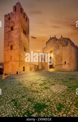 Erice, Sicilia. Basilica Normanna di Santa Maria, splendida cittadina siciliana in cima a una collina in Italia. Foto Stock