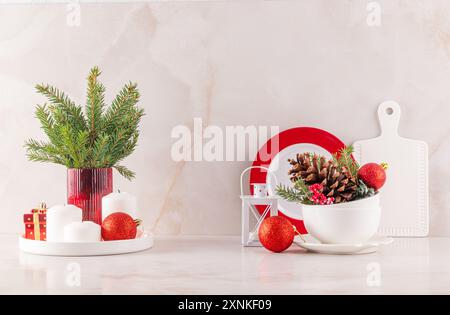 Lo sfondo natalizio di Capodanno è caratterizzato da un elegante piano di appoggio decorato con i tradizionali colori natalizi. Vista frontale. Foto Stock