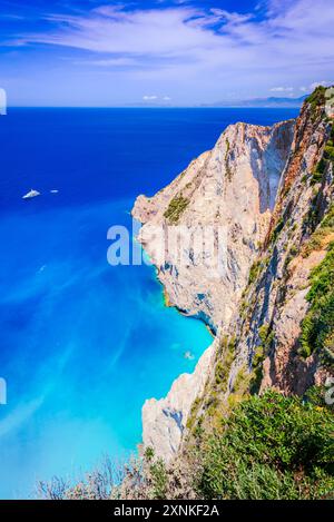 Zante, Grecia. La famosa spiaggia di Navagio, il paesaggio sospeso del Mar Ionio, le isole greche. Foto Stock