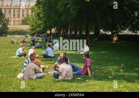 Londra, Regno Unito. Agosto 2024. Persone che si rilassano al sole Victoria Tower Gardens , Londra oggi, mentre il clima caldo continua. Il Met Office ha emesso avvisi meteo gialli in caso di temporali e piogge intense, poiché il clima caldo è destinato a terminare entro il fine settimana. Crediti: Amer Ghazzal/Alamy Live News Foto Stock