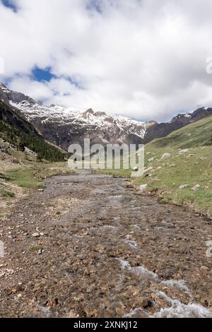 catena montuosa con un fiume che la attraversa. Il fiume è piccolo e le montagne sono sullo sfondo Foto Stock