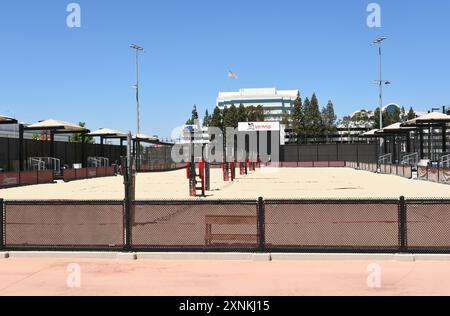 LONG BEACH, CALIFORNIA - 28 LUGLIO 2024: I campi da pallavolo di sabbia nel campus del Long Beach City College, LBCC. Foto Stock