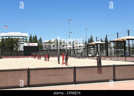 LONG BEACH, CALIFORNIA - 28 LUGLIO 2024: I campi da pallavolo di sabbia nel campus del Long Beach City College, LBCC. Foto Stock