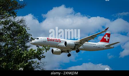 SWISS Airline Airbus atterra all'aeroporto di Heathrow. Londra, Regno Unito, 7 luglio 2024. Foto Stock