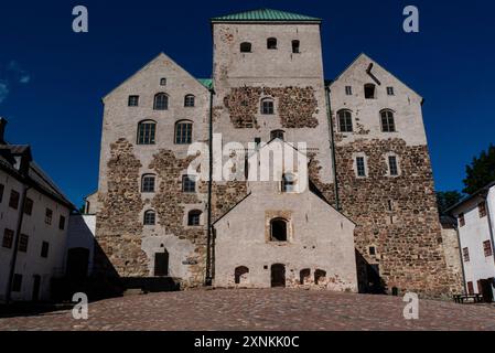 Cortile del castello di Turku in Finlandia costruito nel 13° secolo, uno degli edifici più antichi ancora in uso e il più grande edificio medievale sopravvissuto in Finlandia, visto da Th Foto Stock