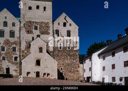 Cortile del castello di Turku e ristorante Finlandia costruito nel 13thc, uno degli edifici più antichi ancora in uso e il più grande edificio medievale sopravvissuto in Finlandia Foto Stock