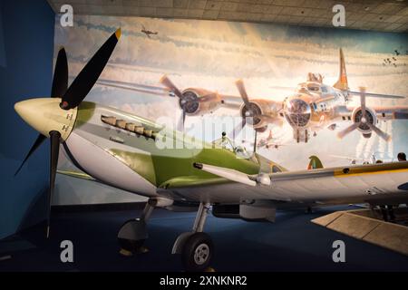 Supermarine Spitfire Fighter Plane Smithsonian Museum Washington DC // WASHINGTON DC - Una collezione di aerei da combattimento della seconda guerra mondiale con eliche è in mostra allo Smithsonian National Air and Space Museum. Questi velivoli storici mostrano i progressi tecnologici e l'importanza strategica degli aerei da caccia durante la seconda guerra mondiale. La mostra include aerei iconici come il Supermarine Spitfire, North American P-51 Mustang e Mitsubishi A6M Zero, che riflettono le diverse imprese ingegneristiche dell'epoca. Foto Stock