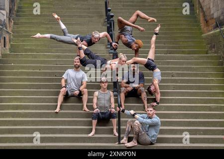 Gli acrobati prendono parte a un'esposizione di acrobotica di fronte alla Assembly Hall di Edimburgo durante una chiamata per lo spettacolo Gravity and Other Myths 'Ten Thousand Hours', prima della loro apparizione all'Edinburgh Fringe Festival. Data foto: Giovedì 1 agosto 2024. Foto Stock